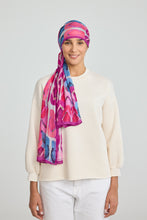 Load image into Gallery viewer, Sjaal Solaine is een prachtige lange sjaal van zijde in de Moment Amsterdam Collectie met slipper afbeeldingen in de prachtige multi kleuren, fuchsia roze, koraal, bordeaux. De afmeting van deze sjaal is 190cm x 50cm. Met deze sjaal maak jij jouw outfit helemaal compleet.