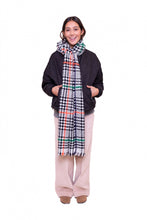 Load image into Gallery viewer, Lange Sjaal met franjes, een prachtige sjaal van Moment Amsterdam met item referentie 901-53.304-24.9 en afmeting 200cmx70cm. Sjaal is in de klassieke kleuren zwart en wit met oranje en groene details. Met deze sjaal blijf je lekker warm en maak jij jouw outfit helemaal compleet.