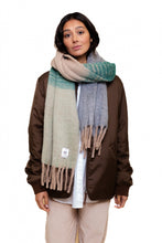 Load image into Gallery viewer, Lange Sjaal met franjes, een prachtige sjaal van Moment Amsterdam met referentie 510-51.101-24.9 met afmeting 200cmx40cm in de mooie combinatie kleuren taupe, mint en smaragd groen. Met deze sjaal blijf je lekker warm en maak jij jouw outfit helemaal compleet.