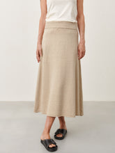 Afbeelding in Gallery-weergave laden, Rok Holli is een mooie A-lijn Maxi Rok in de Jane Lushka Collectie. Een rok met een elastieken brede rib band in Beige Melange. Deze rok heeft een beige kleur melange met subtiele gekleurde spikkels. Een duurzaam item, een zachte stof, comfortabel en stijlvol komen perfect samen in dit ontwerp. Deze rok is te combineren met de mooie top Clay in dezelfde stof. Het model is 1,79 cm lang en draagt maat S.