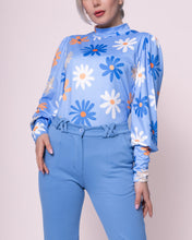 Afbeelding in Gallery-weergave laden, Blauwe Top Turtle van de Soft Collectie van Chastar. Een frisse en moderne top met bloemen van een zachte stof, in combinatie maten verkrijgbaar.