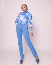 Afbeelding in Gallery-weergave laden, Blauwe Top Turtle van de Soft Collectie van Chastar. Een frisse en moderne top met bloemen van een zachte stof, in combinatie maten verkrijgbaar.