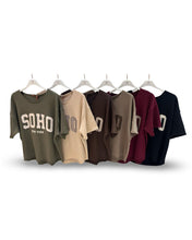 Load image into Gallery viewer, Soho Tops, een dikkere stof T-shirt met opdruk Soho. Deze top is in verschillende kleuren verkrijgbaar.