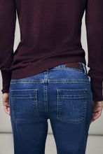 Load image into Gallery viewer, Corel Maggie Flare Jeans Denim Blue is een klassieke denimbroek met een flare slim fit. De denim broek met de perfecte wassing en een middelhoge taille, heeft stretch door een mix van katoen en elastan. Een broek om standaard aan jouw garderobe toe te voegen.