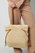Load image into Gallery viewer, Tas Boho Beige is een gevoerde schoudertas met een rieten look en heeft een magneetsluiting. Deze tas heeft korte hengsels en rijgveters aan beide kanten en is verkrijgbaar in verschillende kleuren: Beige, Bruin.
