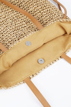 Load image into Gallery viewer, Tas Boho Bruin is een gevoerde schoudertas met een rieten look en heeft een magneetsluiting. Een tas met korte hengsels en rijgveters aan beide kanten en is verkrijgbaar in verschillende kleuren: Beige, Bruin.
