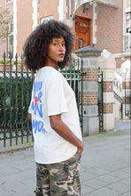 Afbeelding in Gallery-weergave laden, T-shirt Bonjour is een zomers shirt van 100% katoen dat heerlijk zacht en ademend aanvoelt. Het shirt heeft een ronde hals en korte mouwen, en is voorzien van een kleurrijke opdruk met de tekst ‘Bonjour mon amour’. Een speels en stijlvol item dat perfect is voor een frisse, casual look op zonnige dagen.