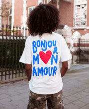 Afbeelding in Gallery-weergave laden, T-shirt Bonjour is een zomers shirt van 100% katoen dat heerlijk zacht en ademend aanvoelt. Het shirt heeft een ronde hals en korte mouwen, en is voorzien van een kleurrijke opdruk met de tekst ‘Bonjour mon amour’. Een speels en stijlvol item dat perfect is voor een frisse, casual look op zonnige dagen.