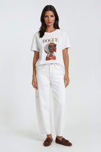 Load image into Gallery viewer, T-shirt Dogue is een zomers shirt van 100% katoen dat heerlijk luchtig en comfortabel draagt. Het model heeft een klassieke ronde hals en korte mouwen, afgewerkt met een kleurrijke print die zorgt voor een speelse en frisse uitstraling. Perfect te combineren voor een casual, zonnige look.