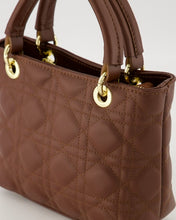 Afbeelding in Gallery-weergave laden, Tas Baby Belle Sauvage is vervaardigd van sauvage leer en bestaat uit een hoofdvak dat is te sluiten met een ritssluiting en heeft een afsluitbaar steekvak. Dit is een elegante en stijlvolle tas met stikselpatroon, dat deze elegante en stijlvolle tas een luxe uitstraling geeft.
Tas Baby Belle Sauvage is verkrijgbaar in verschillende kleuren: Taupe, Bruin.