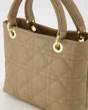 Afbeelding in Gallery-weergave laden, Tas Baby Belle Sauvage is vervaardigd van sauvage leer en bestaat uit een hoofdvak dat is te sluiten met een ritssluiting en heeft een afsluitbaar steekvak. Dit is een elegante en stijlvolle tas met stikselpatroon, dat deze tas een luxe uitstraling geeft. Tas is verkrijgbaar in verschillende kleuren: Taupe, Bruin.