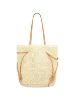 Load image into Gallery viewer, Tas Boho Beige is een gevoerde schoudertas met een rieten look en heeft een magneetsluiting. Deze tas heeft korte hengsels en rijgveters aan beide kanten en is verkrijgbaar in verschillende kleuren: Beige, Bruin.