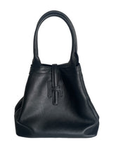 Afbeelding in Gallery-weergave laden, Zwarte Tas Hanna is een stijlvolle lederen handtas met afneembaar hengsel, waardoor de tas ook als crossbody gedragen kan worden. De tas heeft als mooi detail, dat deze gesloten wordt met een lus door het H-teken en kan ook met de zijkanten vastgezet worden zodat de tas een andere look krijgt. Tas Hanna is verkrijgbaar in verschillende kleuren: Zwart, Blauw.
Deze tas is een ware klassieker en mag niet ontbreken in de tassencollectie van de zelfbewuste vrouw. Afmeting tas is ca. 38cm x 29cm x 14cm.