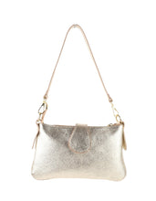 Afbeelding in Gallery-weergave laden, Tas Hera is een lederen schoudertas met een gouden metalen H op de voorkant. De tas, tevens als crossbody te dragen sluit met een rits en over de bovenkant loopt een stuk leer dat aan de achterkant sluit met een drukknop. Deze tas straalt klasse uit met zijn hoogwaardige leder, tijdloos ontwerp en gouden accenten. Met zowel een kort en een verstelbare lange schouderriem, een hoofdcompartiment en veilige ritssluiting is deze tas zowel elegant als praktisch. Upgrade je stijl met deze elegante schoudertas!