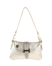 Afbeelding in Gallery-weergave laden, Tas Hera is een lederen schoudertas met een gouden metalen H op de voorkant. De tas, tevens als crossbody te dragen sluit met een rits en over de bovenkant loopt een stuk leer dat aan de achterkant sluit met een drukknop. Deze tas straalt klasse uit met zijn hoogwaardige leder, tijdloos ontwerp en gouden accenten. Met zowel een kort en een verstelbare lange schouderriem, een hoofdcompartiment en veilige ritssluiting is deze tas zowel elegant als praktisch. Upgrade je stijl met deze elegante schoudertas!