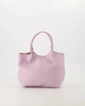 Afbeelding in Gallery-weergave laden, Tas Baby Lou is een praktische en elegante handtas met magneetsluiting. Tas heeft een afneembaar en verstelbaar hengsel, waardoor deze tas zowel als handtas als crossbody gedragen kan worden. Deze tas is vervaardigd van hoogwaardig leer en is ideaal voor dagelijks gebruik.
Tas Baby Lou is verkrijgbaar in verschillende kleuren: Ecru, Geel, Lila, Jeansblauw suède, Luipaard suède. Afmeting : 16cm x 17cm x 10cm