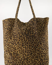 Afbeelding in Gallery-weergave laden, Lederen Tas Mia met luipaard print met aan de binnenkant van de tas een extra tasje met rits.
Afmeting : 40cm x 13cm x 35cm
Kleur : Taupe met luipaardprint
Materiaal : Leder, suède