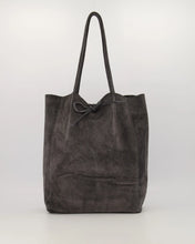 Afbeelding in Gallery-weergave laden, Grijze Lederen suède schoudertas Mia is een soepel vallende shopper met knoopsluiting en heeft aan de binnenkant van de tas een extra tasje met ritssluiting. Deze schoudertas is verkrijgbaar in verschillende kleuren. Afmeting tas is 40cm x 13cm x 35cm.