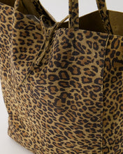 Afbeelding in Gallery-weergave laden, Lederen Tas Mia met luipaard print met aan de binnenkant van de tas een extra tasje met rits.
Afmeting : 40cm x 13cm x 35cm
Kleur : Taupe met luipaardprint
Materiaal : Leder, suède