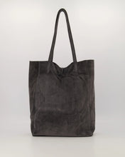 Afbeelding in Gallery-weergave laden, Grijze Lederen suède schoudertas Mia is een soepel vallende shopper met knoopsluiting en heeft aan de binnenkant van de tas een extra tasje met ritssluiting. Deze schoudertas is verkrijgbaar in verschillende kleuren. Afmeting tas is 40cm x 13cm x 35cm.