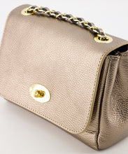 Afbeelding in Gallery-weergave laden, Bronskleurige Tas, Lederen Tas Nina is een elegante crossbody tas met een kettinghengsel, met leer erdoorheen gevlochten voor een luxe uitstraling. Deze prachtige tas is vervaardigd van hoogwaardig leer en is voorzien van een unieke draaisluiting om de tas te sluiten. Deze tas is verkrijgbaar in verschillende kleuren.