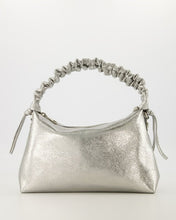 Afbeelding in Gallery-weergave laden, Lederen handtas van sauvage leer met een gerimpeld lederen handvat als mooi detail. Tas Raina is in een metallic uitvoering. De tas heeft een hoofdvak met ritssluiting en aan de binnenzijde een ritsvakje. Tas Raina is verkrijgbaar in verschillende kleuren: Metallic Zwart, Metallic Zilver met afmeting 28cm x 17cm x 8cm.