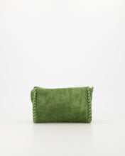 Afbeelding in Gallery-weergave laden, Groene Lederen Crossbody Tas Romee is gemaakt van suède leer. De tas bestaat uit een hoofdvak en is te sluiten door middel van een rits. De tas heeft een afneembaar en verstelbaar hengsel van suède en is verkrijgbaar in verschillende kleuren: Groen suède, Taupe suède. Afmeting tas is 18cm x 11cm x 4,5cm.