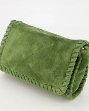 Afbeelding in Gallery-weergave laden, Groene Lederen Crossbody Tas Romee is gemaakt van suède leer. De tas bestaat uit een hoofdvak en is te sluiten door middel van een rits. De tas heeft een afneembaar en verstelbaar hengsel van suède en is verkrijgbaar in verschillende kleuren: Groen suède, Taupe suède. Afmeting tas is 18cm x 11cm x 4,5cm.