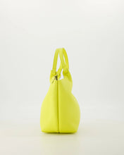 Afbeelding in Gallery-weergave laden, Tas Baby Lou is een praktische en elegante handtas met een afneembaar en verstelbaar hengsel, waardoor deze tas zowel als handtas als crossbody gedragen kan worden.
Deze tas is vervaardigd van hoogwaardig leer en is ideaal voor dagelijks gebruik. Tas Baby Lou is verkrijgbaar in verschillende kleuren: Ecru, Geel, Lila, Jeansblauw suède, Luipaard suède.
Afmeting : 16cm x 17cm x 10cm