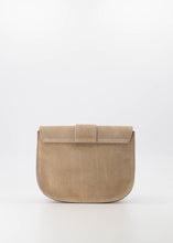 Afbeelding in Gallery-weergave laden, Zand Suede Tas Maan is een suède lederen schoudertas, is ook als crossbodytas te dragen. Tas wordt met een afneembaar en verstelbaar hengsel geleverd. De Maan schoudertas is verkrijgbaar in verschillende kleuren: Petrol, Zand. Afmeting tas is 21cm x 16cm x 6cm.