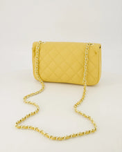 Afbeelding in Gallery-weergave laden, Lederen Tas Sophia Classic Grain is een elegante crossbody tas met een kettinghengsel, met leer erdoorheen gevlochten voor een luxe uitstraling. Dit is een stijlvol item voor elke bewuste vrouw. Deze prachtige tas is vervaardigd van hoogwaardig leer en is voorzien van een unieke draaisluiting om de tas te sluiten. De Sophia tas biedt voldoende ruimte in het hoofdvak voor alle essentiële items, heeft ook een handig ritsvakje aan de binnenzijde. Afmeting : 22cm x 15cm x 6cm