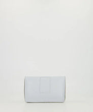 Afbeelding in Gallery-weergave laden, Lichtblauwe Tas met goudkleurige studs, met lus aan de achterzijde om het tasje aan een riem te dragen. Deze kleine tas heeft een afneembaar en verstelbaar hengsel.