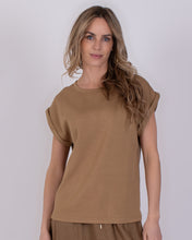 Afbeelding in Gallery-weergave laden, Taupe Top met ronde hals, korte mouwen met omslag. Deze top is perfect te combineren met broek Mesuru met dezelfde kleur taupe, om het geheel als pak te dragen.