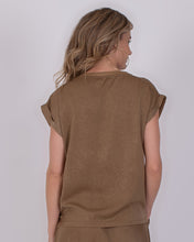 Afbeelding in Gallery-weergave laden, Taupe Top met ronde hals, korte mouwen met omslag. Deze top is perfect te combineren met broek Mesuru met dezelfde kleur taupe, om het geheel als pak te dragen.