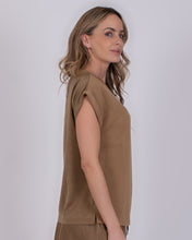 Afbeelding in Gallery-weergave laden, Taupe Top met ronde hals, korte mouwen met omslag. Deze top is perfect te combineren met broek Mesuru met dezelfde kleur taupe, om het geheel als pak te dragen.