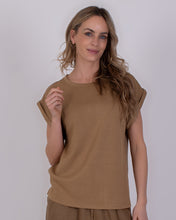 Afbeelding in Gallery-weergave laden, Taupe Top met ronde hals, korte mouwen met omslag. Deze top is perfect te combineren met broek Mesuru met dezelfde kleur taupe, om het geheel als pak te dragen.