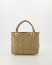 Afbeelding in Gallery-weergave laden, Tas Baby Belle Sauvage is vervaardigd van sauvage leer en bestaat uit een hoofdvak dat is te sluiten met een ritssluiting en heeft een afsluitbaar steekvak. Dit is een elegante en stijlvolle tas met stikselpatroon, dat deze tas een luxe uitstraling geeft. Tas is verkrijgbaar in verschillende kleuren: Taupe, Bruin.