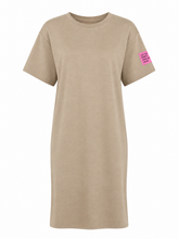 Load image into Gallery viewer, Hét jog-jurkje van dit seizoen! De knielange T-shirtdress is een rechtvallend model en is gemaakt van een luxueuze, zachte kwaliteit stof die prachtig valt en heerlijk draagbaar is.