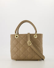 Afbeelding in Gallery-weergave laden, Taupe Lederen Handtas met lang afneembaar en verstelbaar hengsel. Tas Baby Belle Sauvage is vervaardigd van sauvage leer en bestaat uit een hoofdvak dat is te sluiten met een ritssluiting en heeft een afsluitbaar steekvak. Dit is een elegante en stijlvolle tas met stikselpatroon, dat deze tas een luxe uitstraling geeft. Tas is verkrijgbaar in verschillende kleuren: Taupe, Bruin.