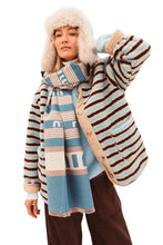 Load image into Gallery viewer, Teddy jas met een moderne twist voelt zacht en luxe aan, terwijl de horizontale strepen in blauw, bruin en ecru de jas een eigentijdse uitstraling geven.