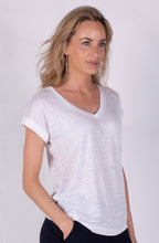 Afbeelding in Gallery-weergave laden, Linnen T-shirt met Diepe V-Hals – Relaxte Pasvorm & Luchtig Comfort van The Clothed Collectie. Een comfortabel T-shirt met een diepe V-hals en relaxte pasvorm. Gemaakt van hoogwaardig, ademend linnen – perfect voor zomerse dagen