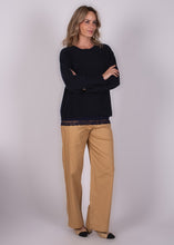 Afbeelding in Gallery-weergave laden, Blauwe Sweater, Oversized Pullover LAMIA in Navy met knoopdetails, zachte kwaliteit en een comfortabele, tijdloze pasvorm.