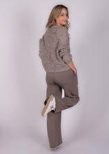 Load image into Gallery viewer, Pullover BUDAPEST van een mix van alpaca en wol met een warme uitstraling, zachte kwaliteit en comfortabele pasvorm. Pullover in de warme kleur taupe en grijs.