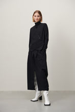 Afbeelding in Gallery-weergave laden, Zwart Gilet, het Oliver Vest is een modern gilet uit de collectie van Jane Luskha, met item referentie U423150. Gilet heeft een schuine overslag als prachtig detail met kleine knoopjes. Het vest is uitgevoerd in de kleur zwart en is van de bekende travel kwaliteit.