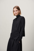 Load image into Gallery viewer, Zwart Gilet, het Oliver Vest is een modern gilet uit de collectie van Jane Luskha, met item referentie U423150. Gilet heeft een schuine overslag als prachtig detail met kleine knoopjes. Het vest is uitgevoerd in de kleur zwart en is van de bekende travel kwaliteit.