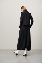 Afbeelding in Gallery-weergave laden, Zwart Gilet, het Oliver Vest is een modern gilet uit de collectie van Jane Luskha, met item referentie U423150. Gilet heeft een schuine overslag als prachtig detail met kleine knoopjes. Het vest is uitgevoerd in de kleur zwart en is van de bekende travel kwaliteit.