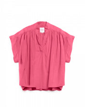 Load image into Gallery viewer, Fuchsia Blouse Top Cecilia van de Moment Amsterdam Collectie is een top met een V-hals en een kapmouw in een fuchsia kleur. Deze katoenen blouse top heeft subtiele plooitjes en valt ruim.