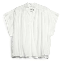 Load image into Gallery viewer, Witte Top Cecilia van de Moment Amsterdam Collectie is een top met een V-hals en een kapmouw. Deze katoenen blouse top heeft subtiele plooitjes en valt ruim.