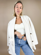 Afbeelding in Gallery-weergave laden, Beige Top Giulia is een korte top met veel stretch, padding en heeft verstelbare spaghettibandjes, die aan de achterkant gekruist zijn. De top is verkrijgbaar in één maat. Het model is 167 cm en draagt maat 36. Prachtige top om te combineren met een colbert, of te dragen op een jeans.