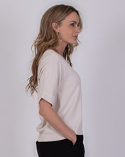 Afbeelding in Gallery-weergave laden, Offwhite Top van Viscosemix met Diepe V-Hals – Relaxte Pasvorm, Stijlvol & Clean van The Clothed Collectie. Een stijlvolle Top met een diepe V-hals en omslag boord bij de aangesloten mouwen. De perfect top voor zomerse dagen, maar ook om het gehele jaar door te dragen onder een blouse of blazer. Top Pylos is verkrijgbaar in verschillende kleuren: Offwhite, Old Pink.